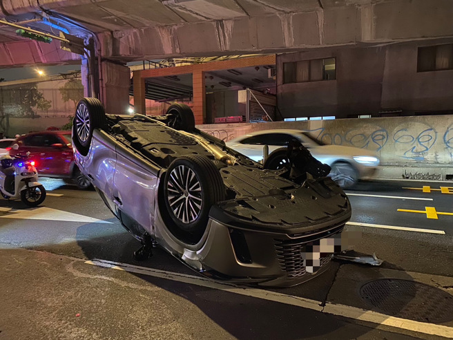 休旅車駕駛酒駕，隨後由救護車送醫。（翻攝畫面）