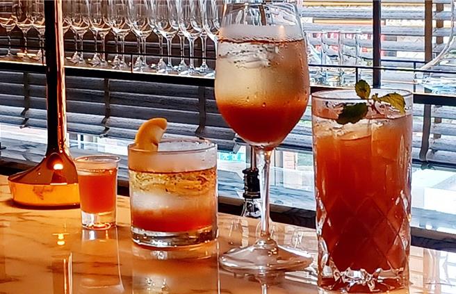 「秘制古法烏梅汁」湯汁韻味深厚、生津解膩；另有以烏梅汁為主角變化出的烏梅氣泡飲、烏梅醋飲、烏梅Highball等特色調飲。(陳韻萍攝)