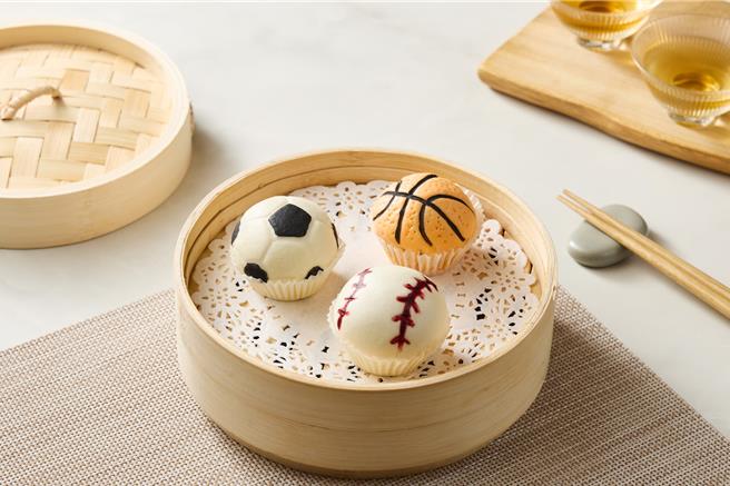 「樂天小香港」台北大巨蛋店獨賣的造型流沙包「球來必中」，神複製棒球、籃球、足球3種球類造型，預計會掀起熱一波拍照打卡熱潮。(樂天餐飲集團提供)