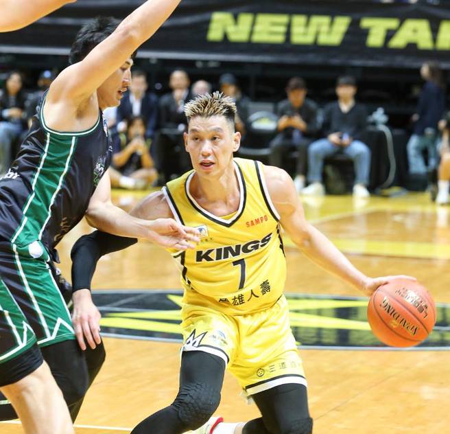林书豪（右）卖力攻下21分，可惜新北国王在东超赛事主场遭对手击败。（王英豪摄）