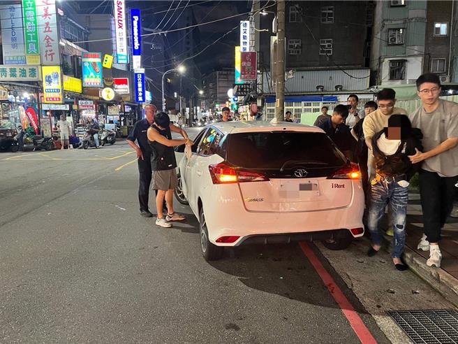 埋伏警力将施嫌压制逮补。（警方提供）