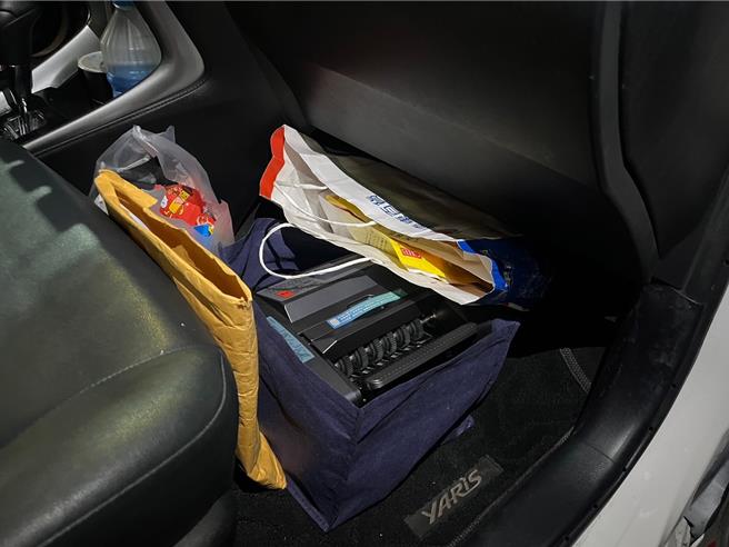 警方在嫌犯车上查获点钞机、契约书、现金等证物。（警方提供）