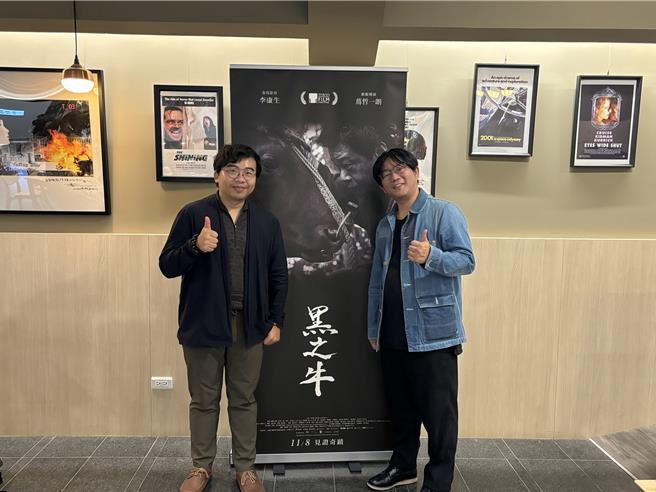 導演蔦哲一朗（右）與製片黃胤毓23日特地飛來台為《黑之牛》宣傳。（光年映畫提供）