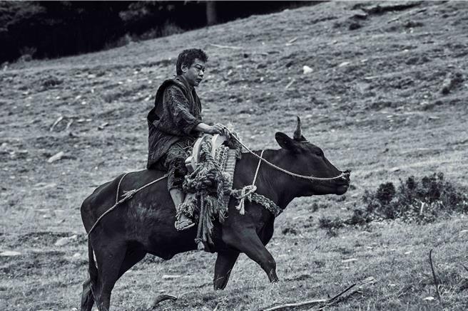 李康生分享有場騎牛戲自己直接被甩下來。（光年映畫提供）