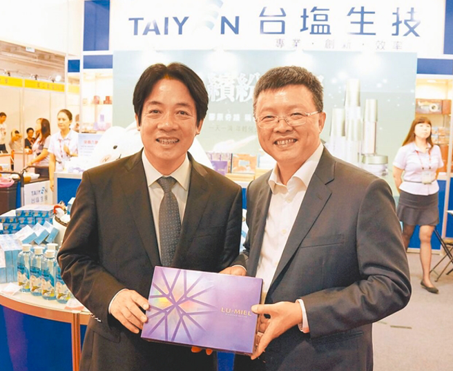 台鹽綠能公司前董事長陳啟昱被控涉嫌捲入光電弊案，遭南檢搜索。圖為2016年時任台南市長賴清德（左）與陳啟昱（右）在國際生技綠能展會場上相見歡。（本報資料照片）