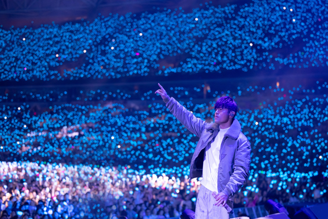 一名醫藥系男大生唐同學看到陌生老先生路倒，立刻放棄搶購周杰倫演唱會門票，上前救人。（圖／摘自周杰倫IG）