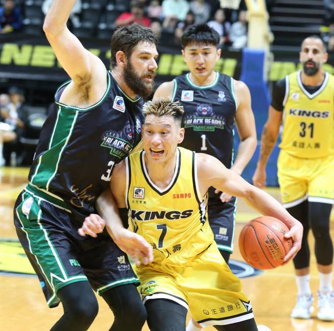 林书豪（中）23日在东超赛事贡献21分，所属的新北国王还是不敌澳门黑熊。（王英豪摄）
