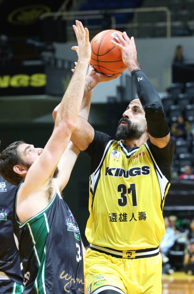 新北国王亚外桑尼（右）23日在球队东超赛事贡献21分、10篮板。（王英豪摄）