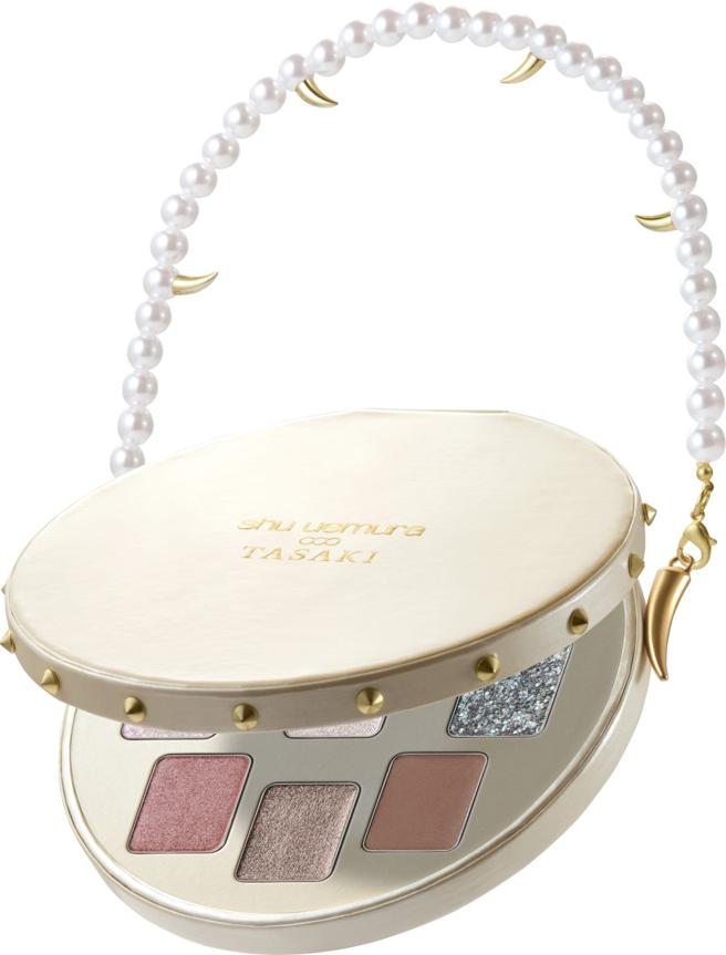 植村秀x TASAKI限量聯名彩妝9色眼影盤，搭配珍珠串鍊猶如一只小巧的珍珠晚宴包。（TASAKI提供）