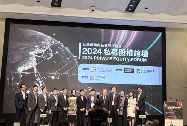 〈2024私募股權論壇〉23日舉行，行政院秘書長龔明鑫（右五）親臨並致詞，期盼企業界跟進政府提出的投資政策。圖／陳碧芬