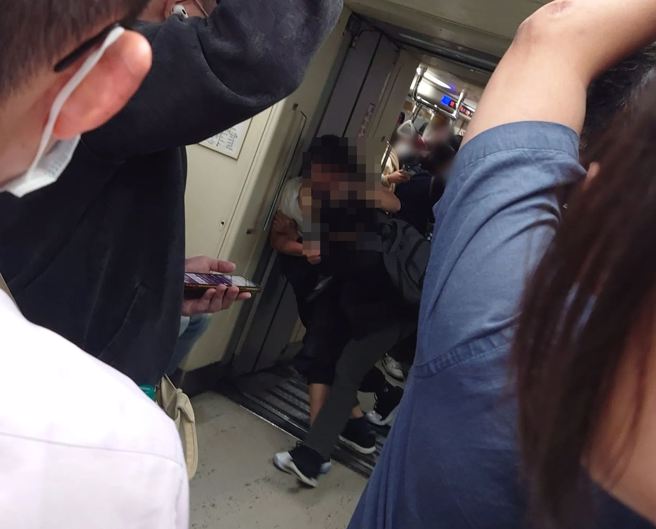 今(23)日晚间6时35分许，有2名男子于捷运板南线龙山寺站往江子翠站，疑因踩到脚不道歉，爆发肢体衝突。（图／网友sophia_guo_9授权提供）