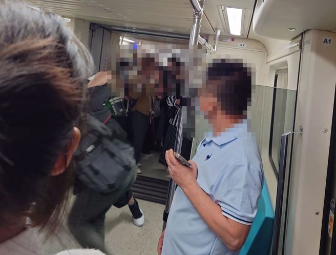 今(23)日晚间6时35分许，有2名男子于捷运板南线龙山寺站往江子翠站，疑因踩到脚不道歉，爆发肢体衝突。（图／网友sophia_guo_9授权提供）