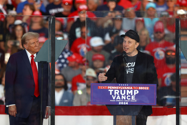 特斯拉执行长马斯克公开力挺美国前总统川普，引来不少质疑声浪。（图／路透社）