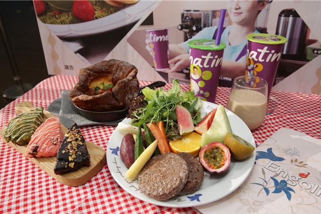 现场展示上市上柜业者美食，并欢迎民眾上臺北市食材登录平台瞭解。（六角国际提供）