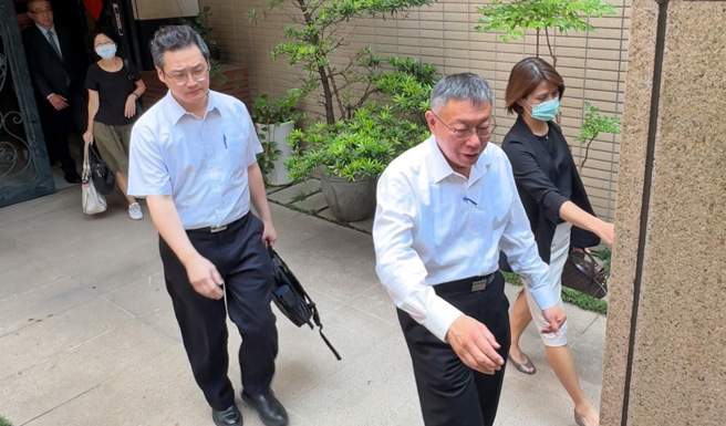 民眾黨主席柯文哲（見圖）的住家以及辦公室8月30日遭到檢廉人員搜索，在進行大約4.5個小時的搜索後，柯文哲被帶往廉政署進行進一步偵訊。（資料照，趙雙傑攝）