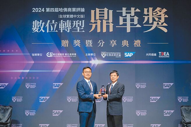 中钢「热轧工场加热炉数位智慧温控系统开发」获《哈佛商业评论》第四届数位转型鼎革奖的之智造升级转型奖大型企业组首奖暨ESG特别奖，由总经理陈守道（右）代表接受SAP全球副总裁暨台湾总经理陈志惟颁奖。图／中钢提供