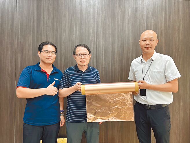 態金材料科技董事長陳冠維（左）與策略合作廠商睿明科技副總經理鄭徵仲（中）及經理林宇宸（右）。圖／周榮發