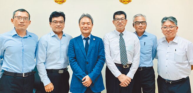 昶昕经营团队：业一部经理陈俊良（左起）、业一部协理嘉阳成志、总经理陈彦亨博士、财务长黄育贤副总经理、总经理室杨大刚特助、业三部经理庄有恭。图／业者提供