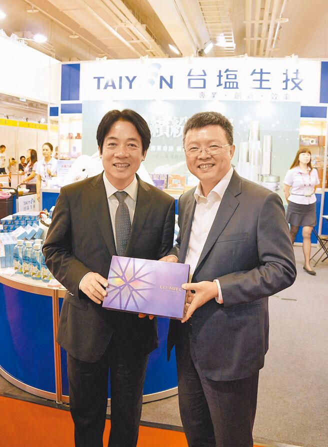 台鹽綠能公司前董事長陳啟昱被控涉嫌捲入光電弊案，遭南檢搜索。圖為2016年時任台南市長賴清德（左）與陳啟昱（右）在國際生技綠能展會場上相見歡。（本報資料照片）