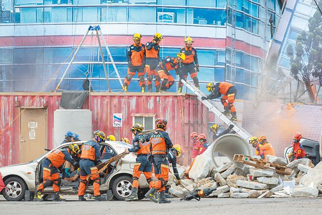 國民黨立委22日質疑，內政部消防署推出「TECC戰術緊急傷患救護訓練手冊」，內容竟教消防員「殲滅對手」。圖為今年7月民安10號及萬安47號進行年度災害搶救演練。（本報資料照片）