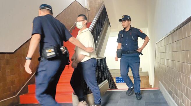 台北市某私立幼兒園教保員毛畯珅（中）因性侵、猥褻女童遭重判28年，又查出他涉嫌對39名幼童加重強制性交或猥褻，台北地檢署22日依加重強制性交等罪再起訴毛男。（本報資料照片）