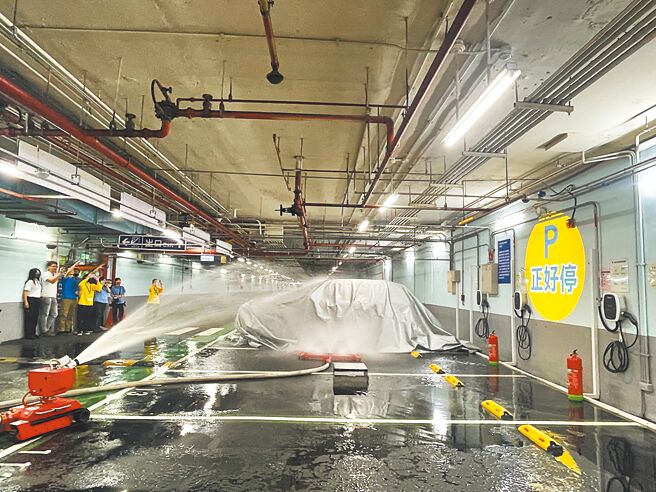電動車鋰電池有燃燒不易撲滅及易復燃特性，台北市議員汪志冰22指出，全市45處消防分隊有13處未設置電動車消防設備。圖為電動汽車防災演練。（本報資料照片）