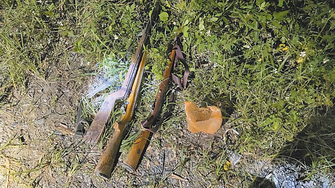 花莲县卓溪乡马姓猎人入山打猎，被其他猎人误认为山猪开枪误杀，警方在现场查扣3把猎枪。（警方提供／王志伟花莲传真）