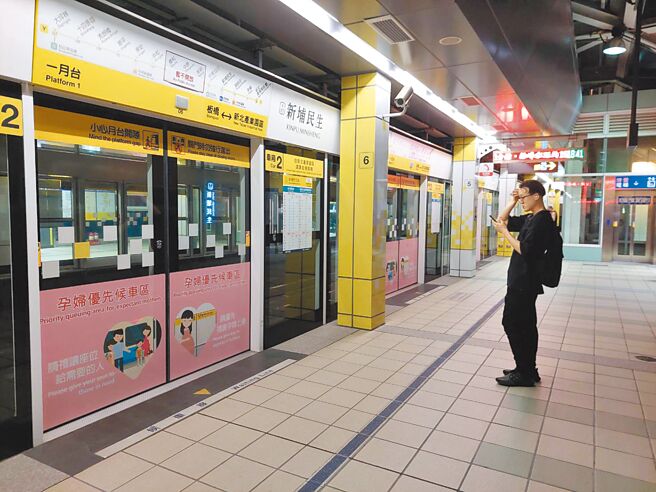 民进党新北市议员张嘉玲22日指出，环状线修缮经费从4.5亿元增加到14.41亿元，暴增约10亿元，痛批市府「被当盘子」。图为民眾搭车。（陈慰慈摄）