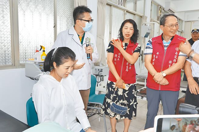 竹秀集集物理治疗所22日揭牌启用，南投县长许淑华（左一）体验八频道低周波治疗器，直呼「颈部僵硬，明显舒缓」！（杨静茹摄）