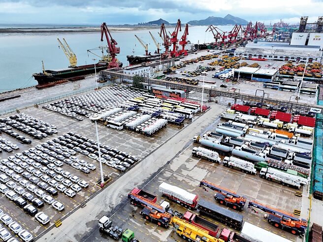 中国一直是地区经济增长引擎，其刺激方案能否成功，将波及整个亚洲区域经济发展。	（新华社）