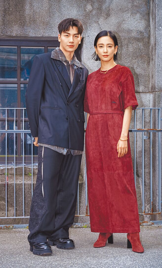 水川麻美（右）來台拍攝影集《零日攻擊》，22日與對手演員張洛偍一起現身受訪。（羅永銘攝）