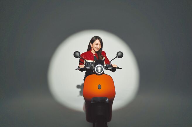 爱纱日前受邀与电动机车品牌合作拍摄广告。（品牌提供）