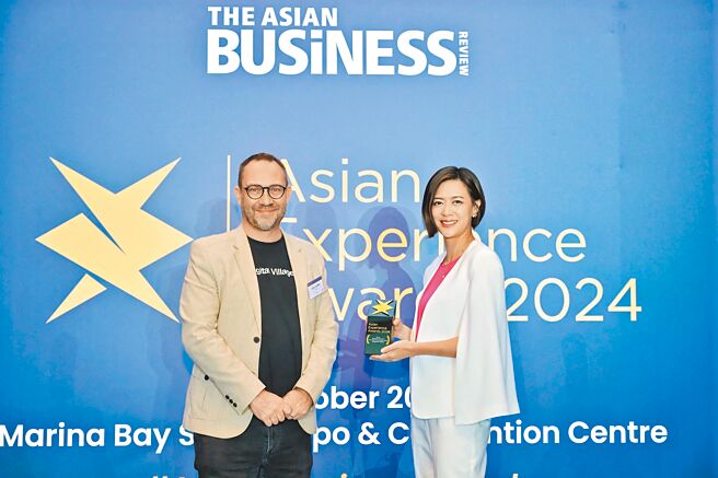 foodpanda Taiwan总经理黄逸华（右）与Asian Experience Awards 2024评审Guillaume Sachet在颁奖仪式合影。（foodpanda提供）