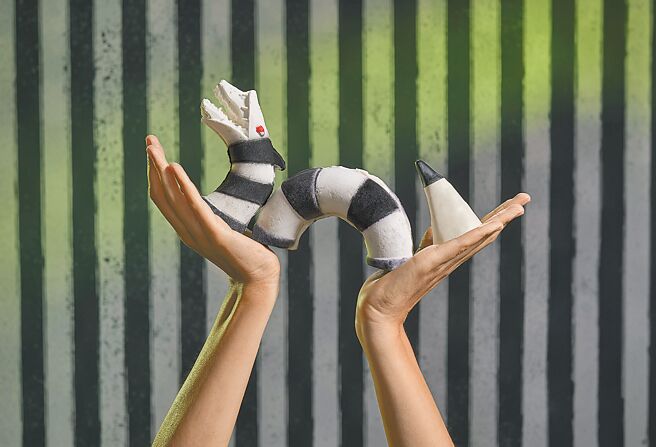 《陰間大法師》戲中的沙蟲成為洗沐品，以3種不同洗沐品組成，相當有趣。（Lush提供）