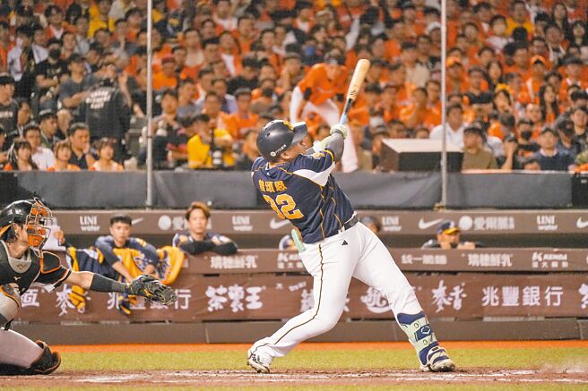 中职台湾大赛G3，「黄衫军」曾颂恩7局上轰出3分炮。（罗永铭摄）
