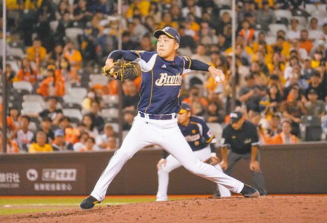中信兄弟投手吕彦青化解6局下1出局满垒危机。（罗永铭摄）