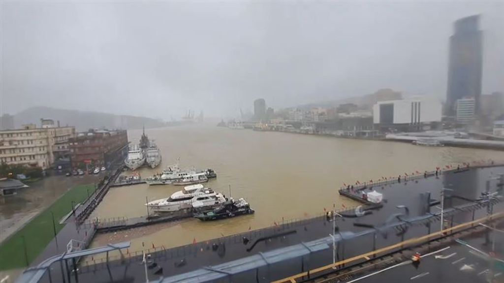 基隆24日再度降下豪雨，基隆港內的海水整片變土黃色，引起討論。(圖／翻攝畫面)