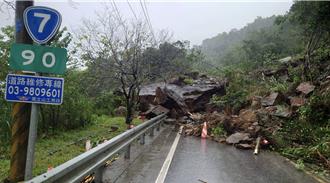 台7線英士路段巨石崩落斷交通 預計今下午5時搶通