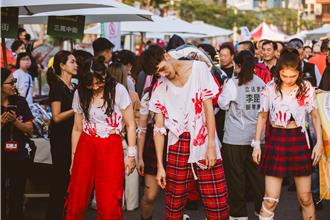 高雄万圣节商圈狂欢 殭尸共舞、市集派对嗨翻天