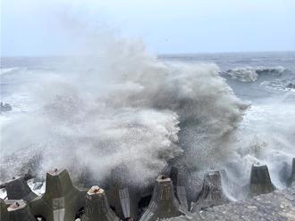 東北季風加潭美颱風外圍環流來襲 馬祖航班大規模停航