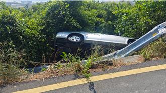 奇蹟！高雄男開車上壽山撞破護欄翻落      竟卡山坡上人沒事