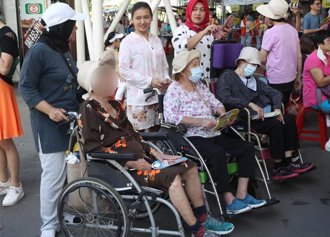 鐘點移工薪水上看4萬 初步引進100人助家庭照顧