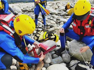 台中男子受困沙洲　警消渡急流過程驚險救人