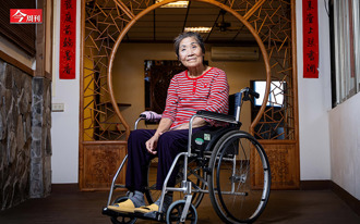 白天捆轮椅、夜间绑床上…谁让失智老人活在人间炼狱？