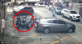 轎車倒退撞倒電動機車 「惡劣」陸男竟惱怒持槌子砸車