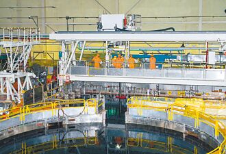 台灣首見 核一廢燃料棒移乾貯