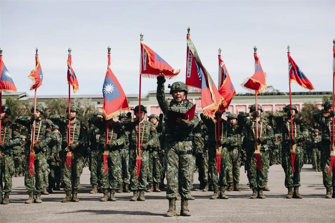 陆军装甲第586旅昨日实施「长泰19号操演」战场阅兵暨精神动员，参演官兵全副武装列队接受校阅，并藉立功宣誓激励战斗意志，宣告面对操演已做好万全准备。（记者袁铭骏摄）