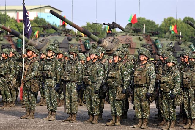 陆军机步第333旅昨日实施「长泰19号操演」战场阅兵暨精神动员，参演官兵全副武装列队接受校阅，并藉立功宣誓激励战斗意志，宣告面对操演已做好万全准备。（记者孙建屏摄）