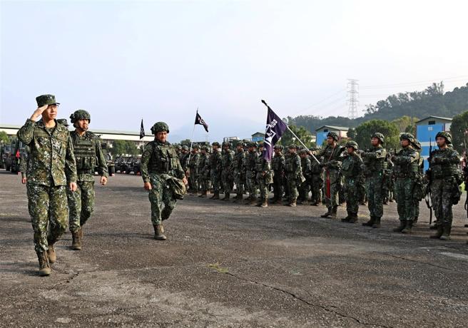 机步333旅参演部队展现精实壮盛军容，做好万全准备。（记者孙建屏摄）