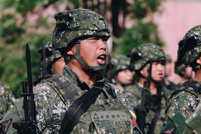 装甲586旅参演官兵全副武装、士气高昂接受校阅。（记者袁铭骏摄）